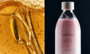 Dettaglio di un liquido dorato e viscoso con bollicine e un flacone di tonico rosa AROMATICA. La niacinamide è fotosensibilizzante.