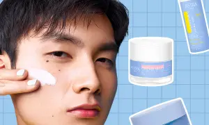 Un uomo applica una crema viso. Accanto, i prodotti Astra: siero viso Vitamina C e crema viso. La domanda è: si mette prima il siero o la crema?