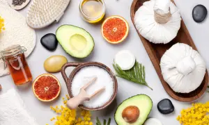 Ingredienti per uno scrub fatto in casa: sale, avocado, arancia, miele, lavanda e una spazzola per il corpo.