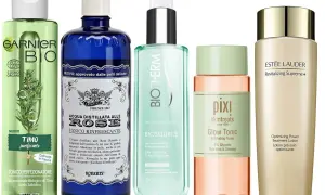 Cinque flaconi di tonici viso: Garnier, Roberts Acqua Distillata alle Rose, Biotherm, Pixi Glow Tonic e Estée Lauder. Ricorda che il tonico va risciacquato.
