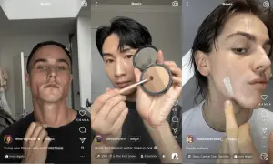 Uomo applica correttore per come coprire i brufoli. Altri due uomini mostrano prodotti per il trucco.