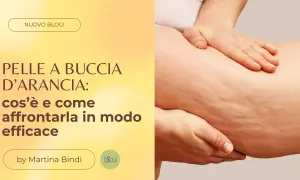 Mani che accarezzano una coscia con pelle a buccia d'arancia, un inestetismo comune che questo blog spiega come affrontare.