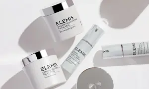 Prodotti Elemis con acido salicilico e vitamina C per una pelle levigata e luminosa.