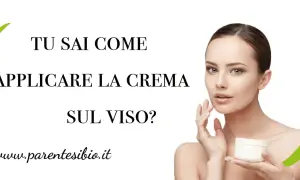 Donna con crema viso in mano, testo: "Tu sai come applicare la crema sul viso?". Scopri il modo corretto.