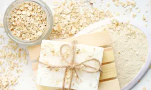 Sapone artigianale con avena, ideale per scoprire i benefici dell'avena per i capelli e la pelle.