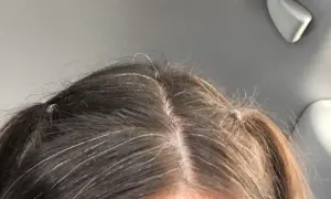Capelli scuri con fili bianchi evidenti. La ricrescita è visibile, segno che si può fare la tinta ogni 15 giorni per un look sempre curato.