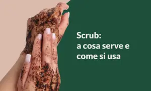 Mani con scrub corpo al caffè. Scopri come si usa per una pelle liscia e luminosa.