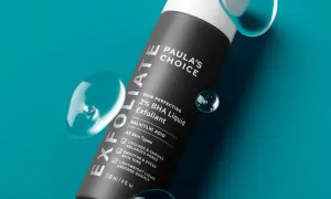 Flacone di esfoliante viso Paula's Choice 2% BHA Liquid Exfoliant, con gocce d'acqua. Scopri come si usa per una pelle levigata.
