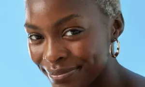 Viso radioso e rimpolpato, con pelle luminosa e un sorriso accattivante.