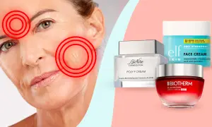 Viso con segni d'età e cerchi rossi, affiancato da creme viso, tra cui una con peptidi.