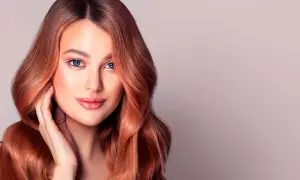 Donna con capelli ramati luminosi, un esempio perfetto di tonalità rosso capelli tabella.