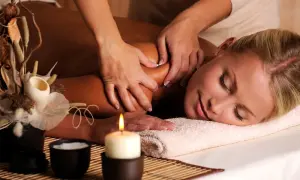 Donna rilassata riceve un massaggio total body, godendo dei suoi benefici per il benessere e il relax.