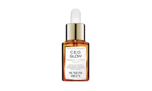 Flacone di oli viso C.E.O. Glow di Sunday Riley, con vitamina C e curcuma per illuminare e idratare.