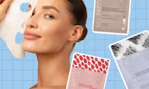 Donna rimuove una maschera dal viso, pronta per sciacquarsi. Accanto, confezioni di maschere viso e patch occhi Astra Skin.