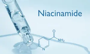 Goccia di siero trasparente da un contagocce, con la formula chimica e il nome "Niacinamide" che indica cos'è la niacinamide.