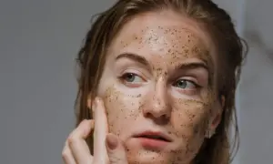 Ragazza con scrub sul viso, un gesto di cura per capire quante volte fare lo scrub viso per una pelle luminosa.