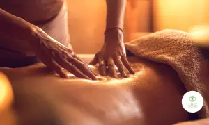 Mani esperte eseguono un massaggio svedese total body, sciogliendo tensioni e donando profondo relax.