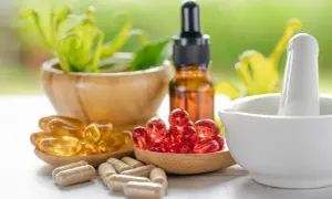 Integratori in capsule e perle, con estratti naturali, per un'idratazione profonda e sostanze funzionali idratanti.