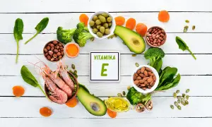 Alimenti ricchi di vitamina E: gamberi, avocado, mandorle, broccoli, spinaci, nocciole, arachidi, albicocche secche, olive, semi di zucca. Essenziale per la pelle.