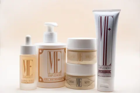 Un kit skin care ME Sempli-cemente: siero viso, gel detergente, creme giorno/notte e scrub viso.