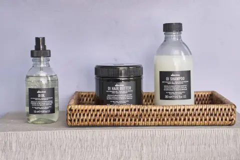 Tre prodotti Davines: OI Oil, OI Hair Butter e OI Shampoo, per una routine completa di bellezza per capelli.