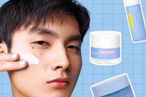 Un uomo applica una crema viso. Accanto, i prodotti Astra: siero viso Vitamina C e crema viso. La domanda è: si mette prima il siero o la crema?