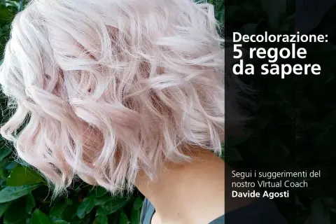 Capelli corti e mossi, schiariti con una tonalità biondo platino rosato. La decolorazione perfetta richiede attenzione.
