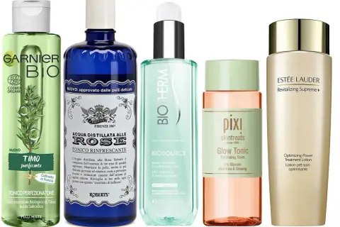 Cinque flaconi di tonici viso: Garnier, Roberts Acqua Distillata alle Rose, Biotherm, Pixi Glow Tonic e Estée Lauder. Ricorda che il tonico va risciacquato.