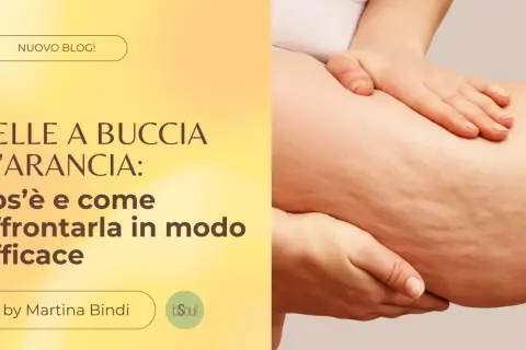 Mani che accarezzano una coscia con pelle a buccia d'arancia, un inestetismo comune che questo blog spiega come affrontare.