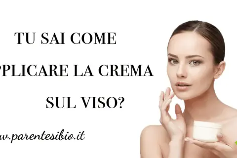 Donna con crema viso in mano, testo: "Tu sai come applicare la crema sul viso?". Scopri il modo corretto.