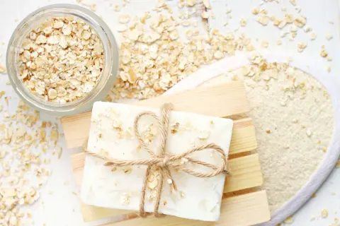 Sapone artigianale con avena, ideale per scoprire i benefici dell'avena per i capelli e la pelle.