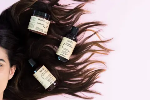 Capelli sani e luminosi con i prodotti Naste: scopri la differenza tra balsamo e maschera per una cura completa.