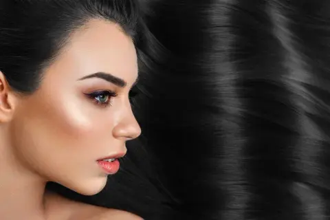 Profilo di donna con lunghi e lucidi capelli neri, che mostrano diversi tipi di nero capelli.