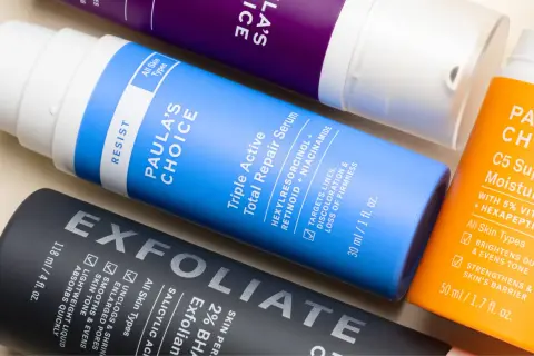 Siero viso Paula's Choice con niacinamide e retinolo, per combattere linee e discromie.