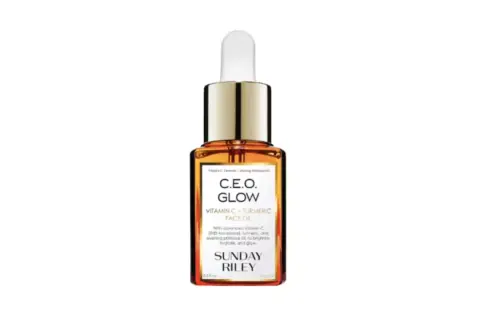 Flacone di oli viso C.E.O. Glow di Sunday Riley, con vitamina C e curcuma per illuminare e idratare.