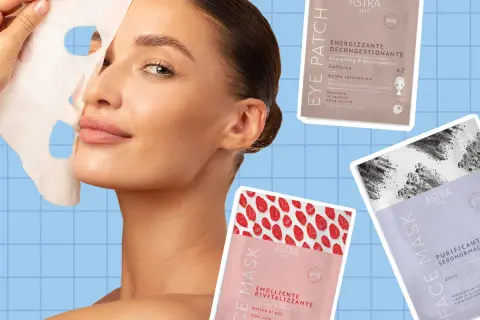Donna rimuove una maschera dal viso, pronta per sciacquarsi. Accanto, confezioni di maschere viso e patch occhi Astra Skin.