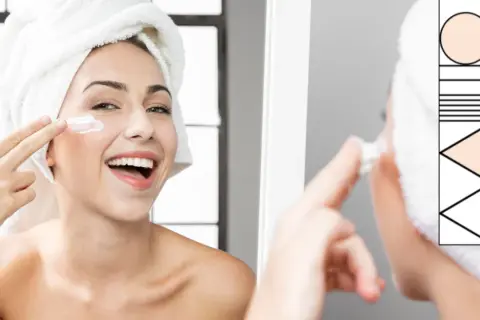 Donna sorridente con turbante, applica crema viso. Un rituale di bellezza per un perfetto ordine skincare.
