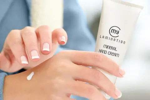 Mani curate e morbide con la crema mani Mineral Hand Cream. Scopri come curare le mani per una pelle idratata e protetta.