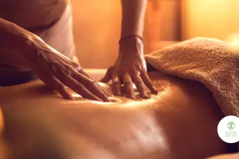 Mani esperte eseguono un massaggio svedese total body, sciogliendo tensioni e donando profondo relax.