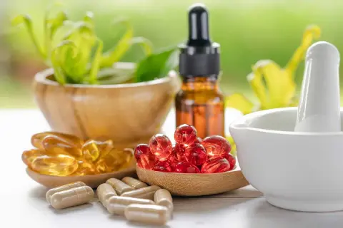 Integratori in capsule e perle, con estratti naturali, per un'idratazione profonda e sostanze funzionali idratanti.