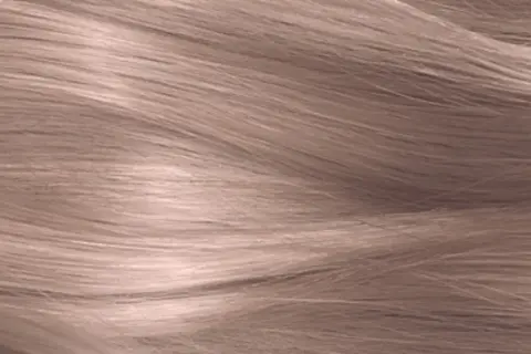 Capelli mossi con riflessi biondo cenere caldo, che evocano la morbidezza di un tramonto d'autunno.