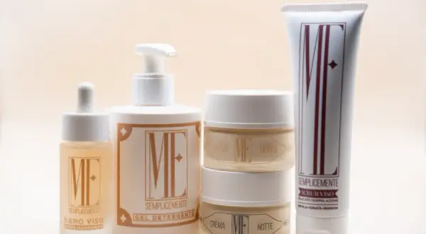 Un kit skin care ME Sempli-cemente: siero viso, gel detergente, creme giorno/notte e scrub viso.