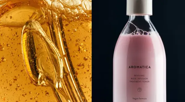 Dettaglio di un liquido dorato e viscoso con bollicine e un flacone di tonico rosa AROMATICA. La niacinamide è fotosensibilizzante.