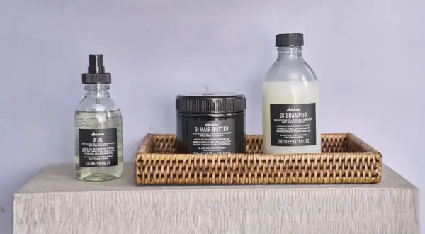 Tre prodotti Davines: OI Oil, OI Hair Butter e OI Shampoo, per una routine completa di bellezza per capelli.