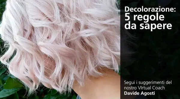 Capelli corti e mossi, schiariti con una tonalità biondo platino rosato. La decolorazione perfetta richiede attenzione.