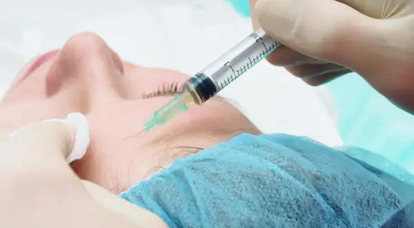 Iniezione di fosfatidilcolina per migliorare l'aspetto della pelle. La fosfatidilcolina a cosa serve? A rigenerare e nutrire.