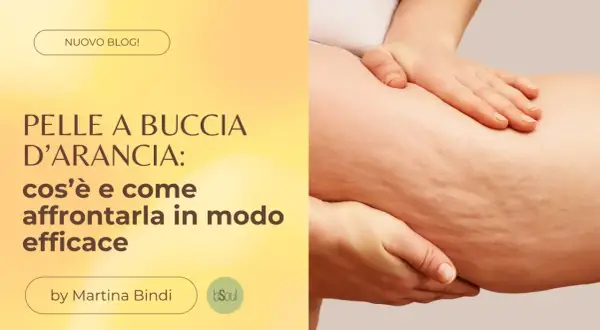 Mani che accarezzano una coscia con pelle a buccia d'arancia, un inestetismo comune che questo blog spiega come affrontare.