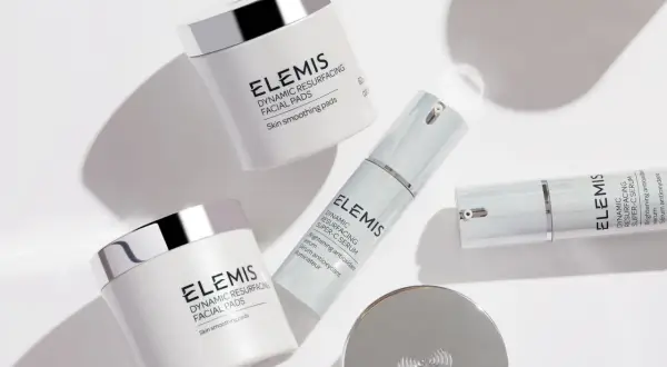 Prodotti Elemis con acido salicilico e vitamina C per una pelle levigata e luminosa.