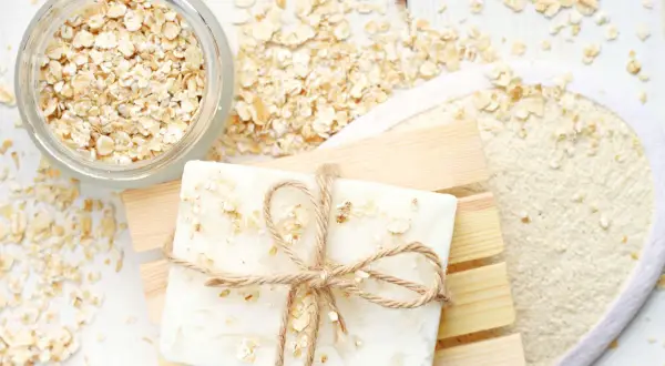 Sapone artigianale con avena, ideale per scoprire i benefici dell'avena per i capelli e la pelle.