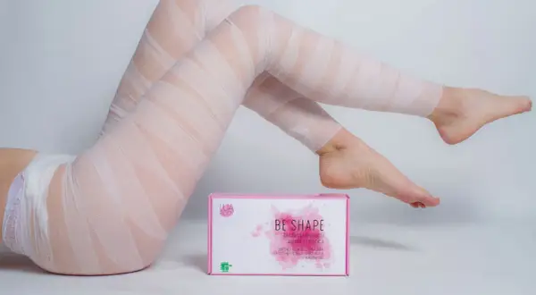 Gambe fasciate con bendaggi drenanti. Si possono fare i bendaggi in gravidanza per un benessere totale.
